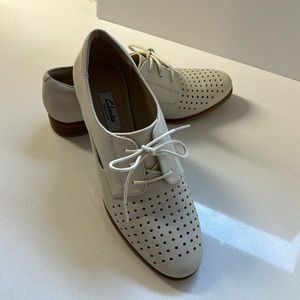 Clarks Narrative off white tie up shoes size 7.5